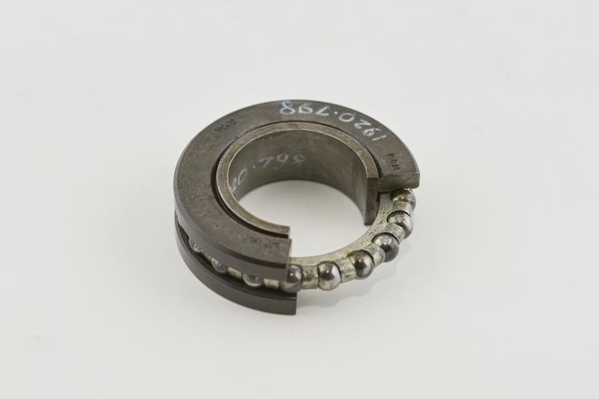 Sectioned light type ball thrust bearing