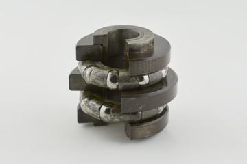 Sectioned heavy type double thrust bearing