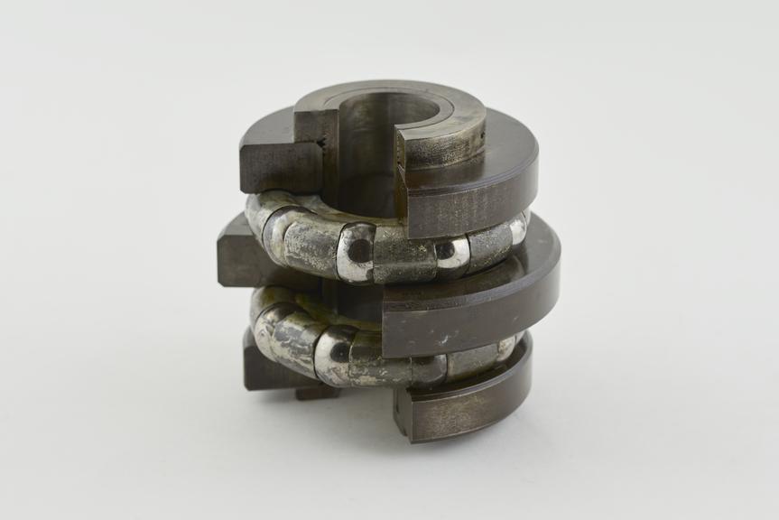 Sectioned heavy type double thrust bearing