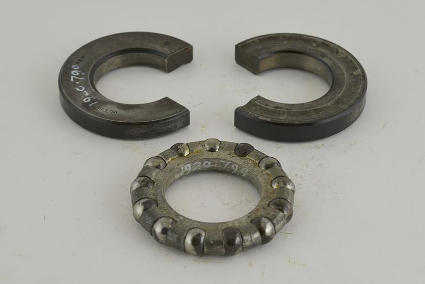 Sectioned medium type ball thrust bearing