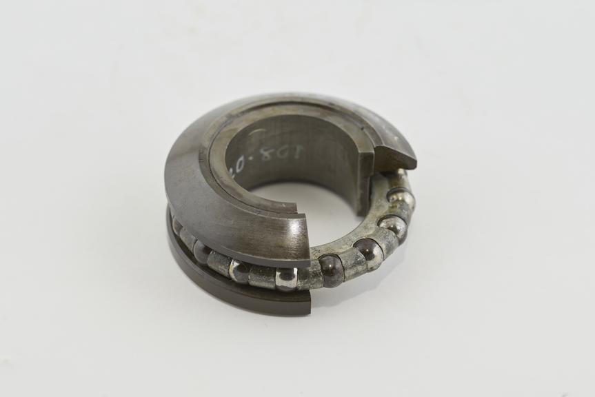 Sectioned spherical seated light type ball thrust bearing