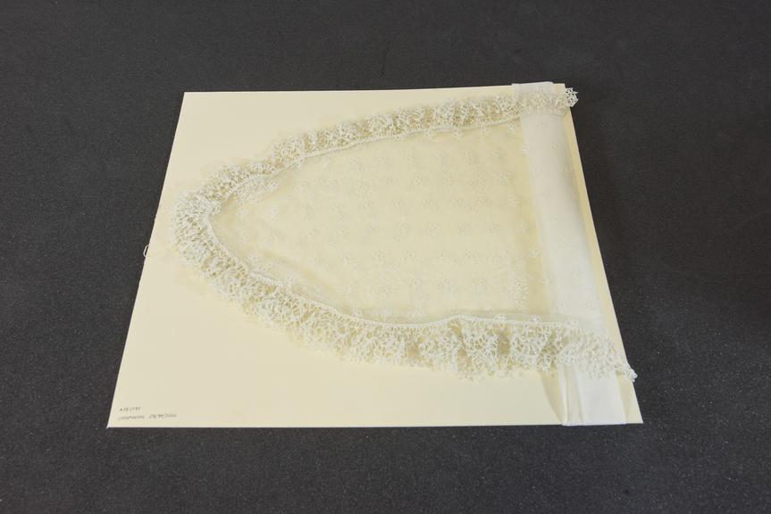 Lace cap or collar with edging of guipure lace