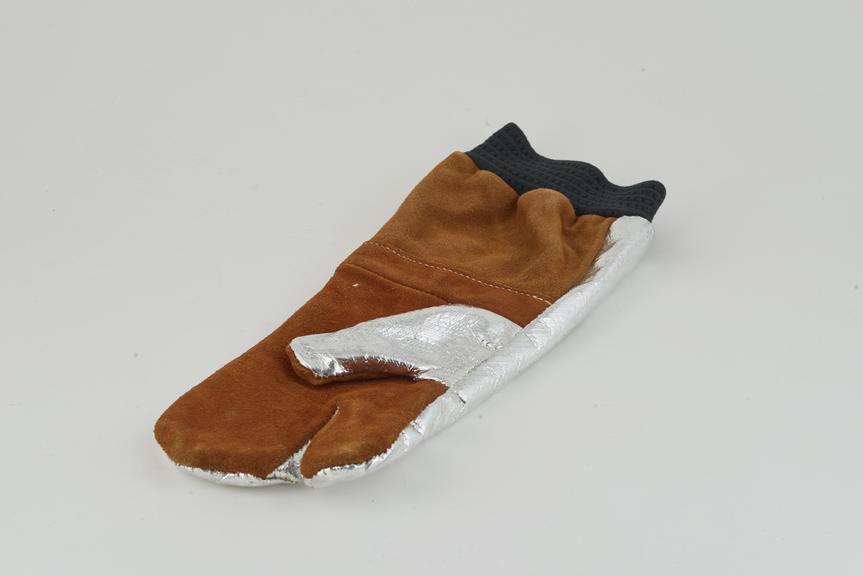 Foundry Worker's Aluminised Heat Resistant Glove, with Separate Index Finger