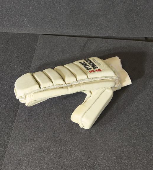 Right-hand cricket batting glove