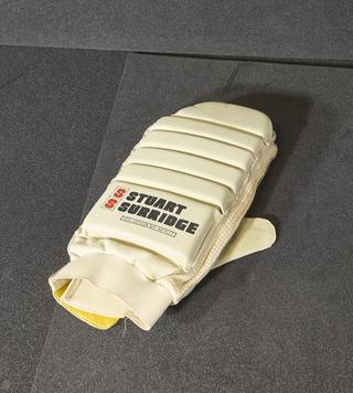 Left-hand cricket batting glove