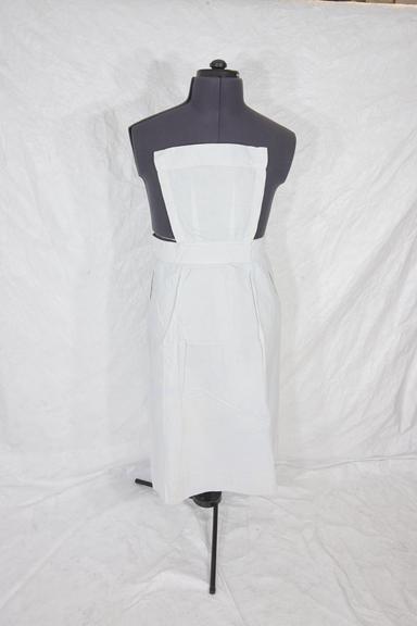 White linen apron with square pin-up bib