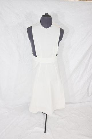 White linen round bib pin-up apron