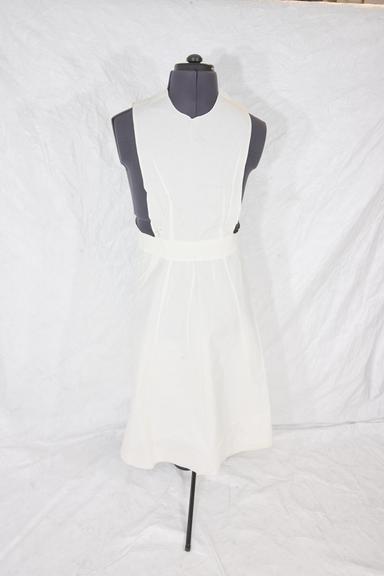 White linen round bib pin-up apron