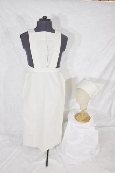White heavy linen apron with square pin-up bib and cross-straps