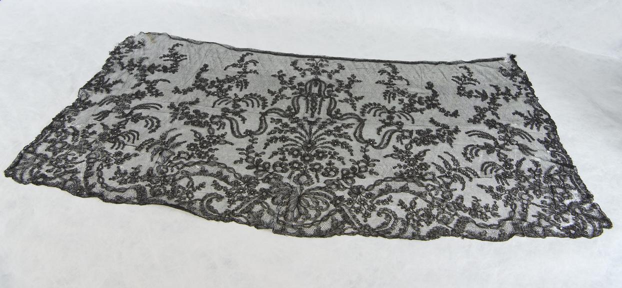 Scarf of black Chantilly lace