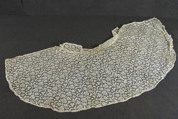 Cream lace tippet with flower and leaf pattern