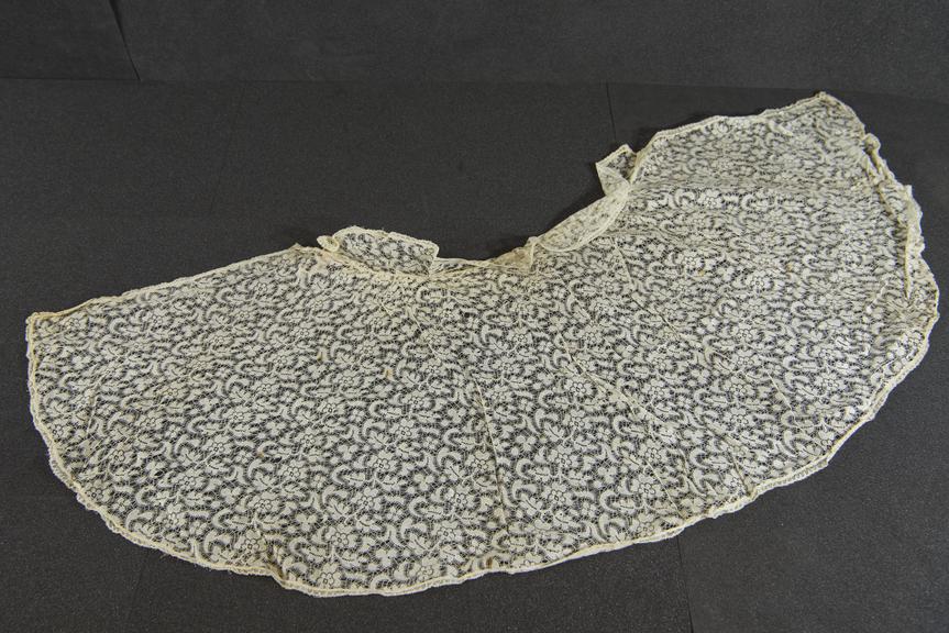 Cream lace tippet with flower and leaf pattern