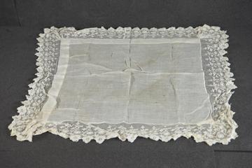 Fine linen handkerchief with deep pointed lace border