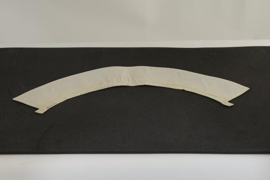 White linen collar with square collar tips