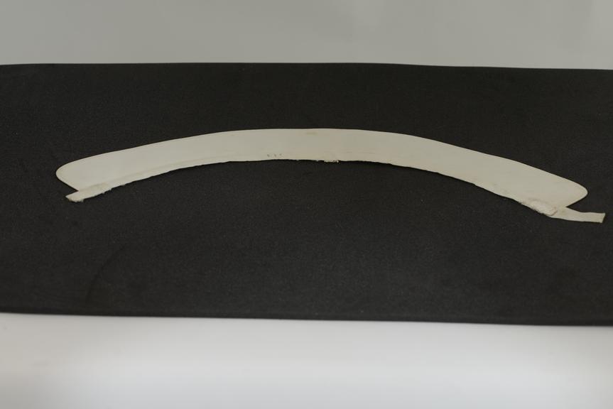 Stiffened white linen collar, rounded collar tip