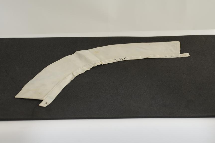 Stiffened linen collar with buttonholes