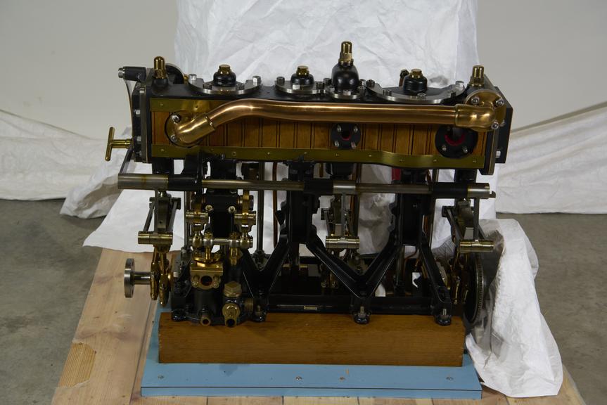 Three-stage expansion condensing launch engine used in the 'Marie' (1910)