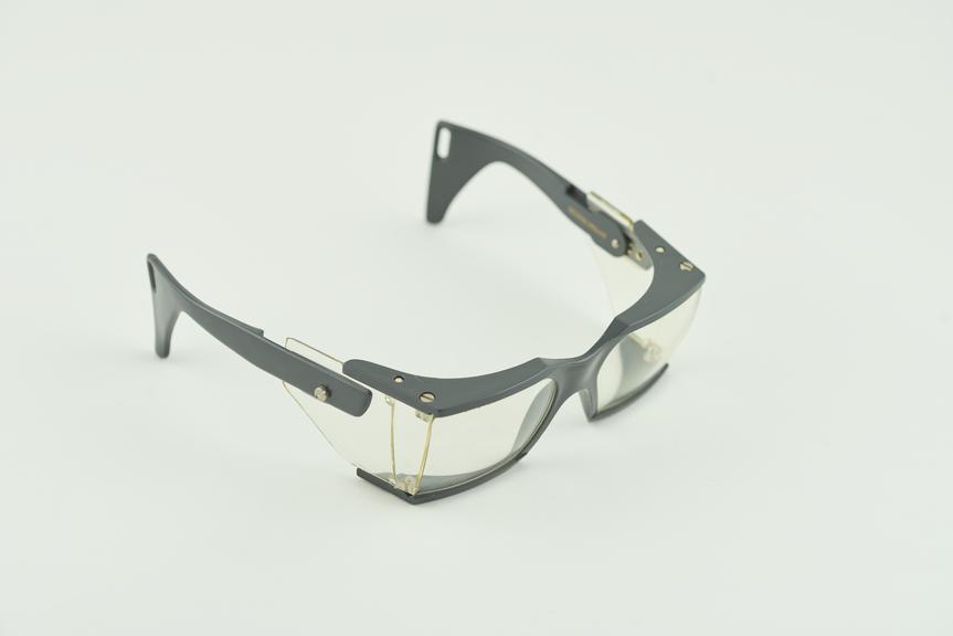 Pair of type E safety spectacles