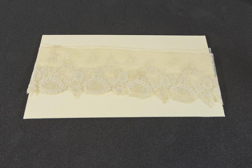 2 Pieces of fine lace trimming