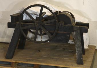Apple shredding machine with accessories