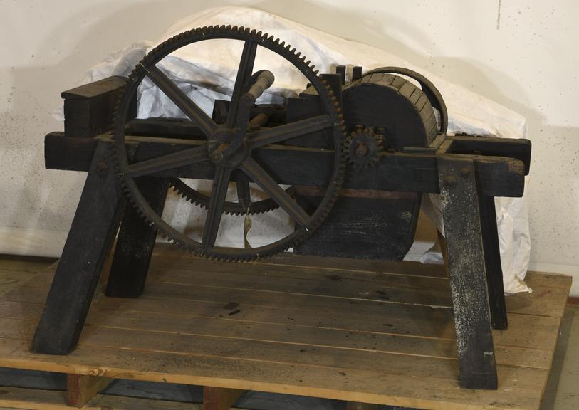 Apple shredding machine with accessories