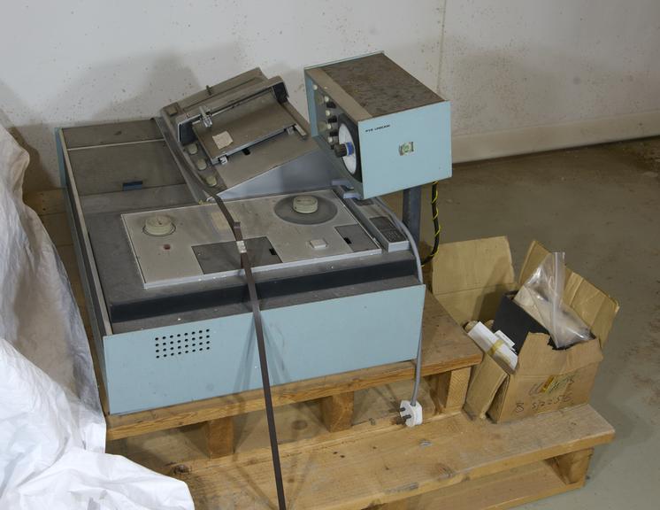 Unicam SP8000 ultraviolet spectrophotometer with SP8005 controller