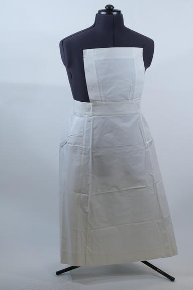 White "sanforized" linen apron with square pin-up bib