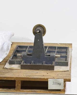 Inclined base plate