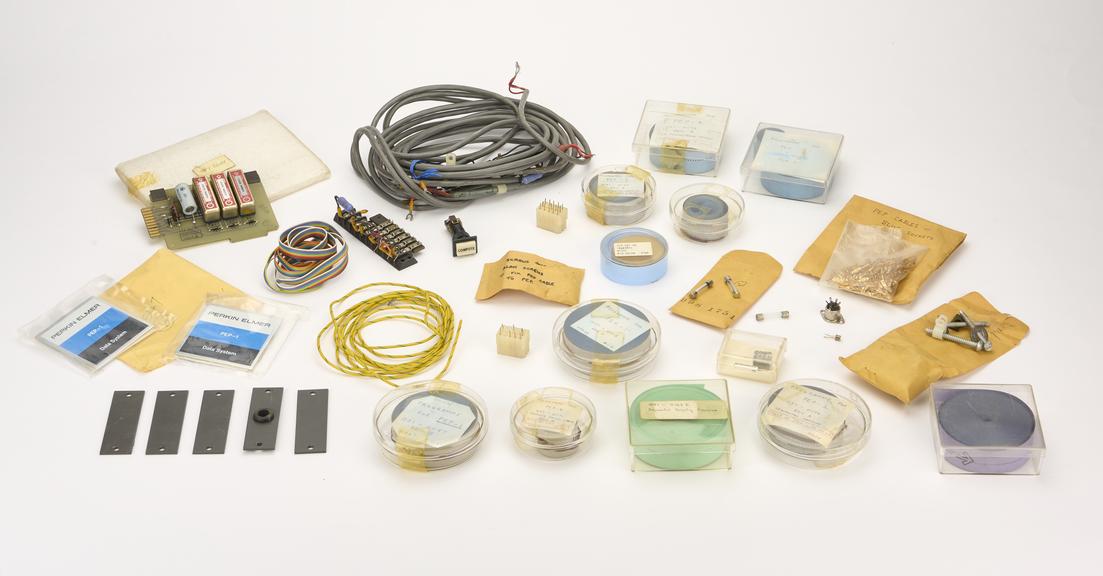 Box of components for gas chromatography data processing system