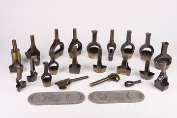 18 Leather Cutting Dies & 2 Cutting Plates.