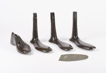 4 Foot Shaped Hobs & a Sole Plate.