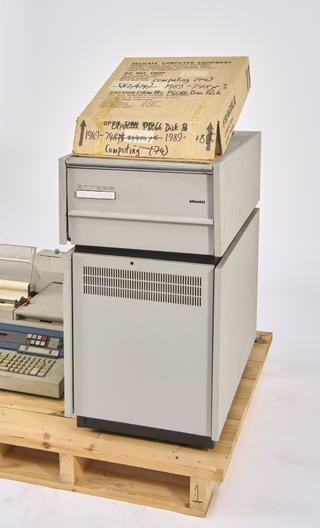 Disc drive with removeable hard disc pack