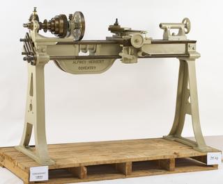 Lathe with faceplate on nose