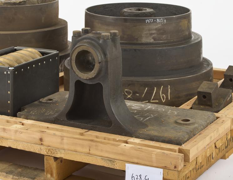 Pedestal bearing associated with /5