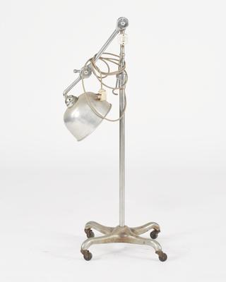 Lamp for heat treatment