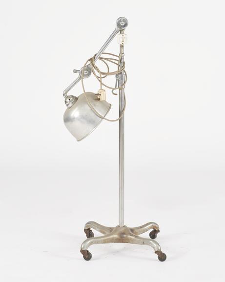 Lamp for heat treatment