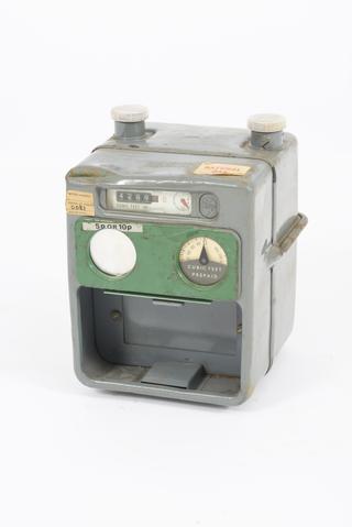 Dry gas meter