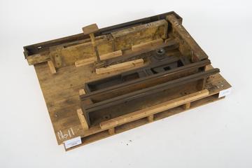 Machine for grinding 'ground off' (thin-edged) circular saws. Floor frame