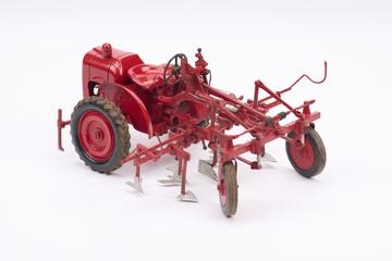 Model tractor, type 2D, equipped with toolbar and set of gang hoes