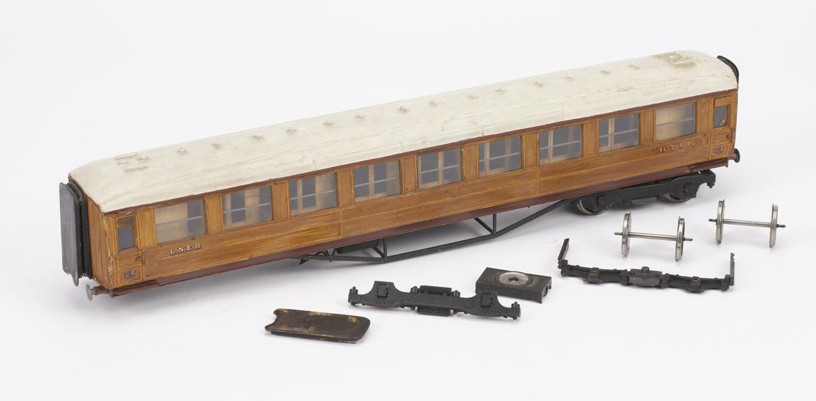 Model railway bogie corridor carriage 3rd No.6711