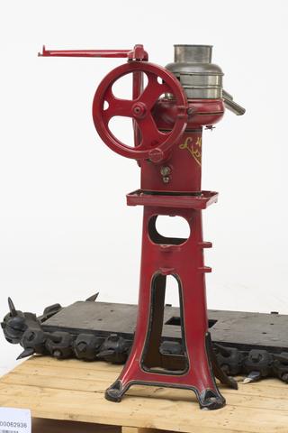 Sectioned "New Lister" cream separator, with accessories