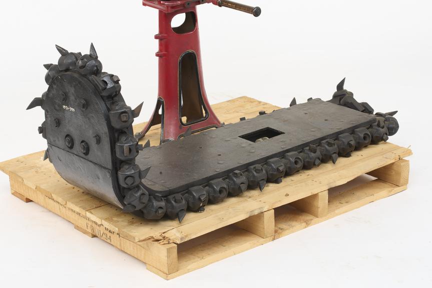 Curved coal cutter jib with chain