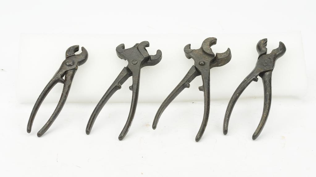 4 Serrated Boar Ring Squeezers