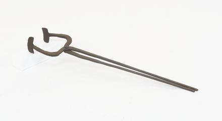 Oddside moulding set : pair of long handled specially shaped jaws tongs