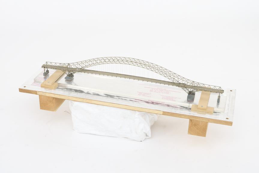 Model of the Runcorn-Widnes arch bridge