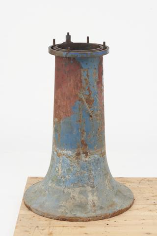 Tapering pillar base for equatorial mounting of Peek telescope