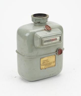 Single concentric connection gas meter