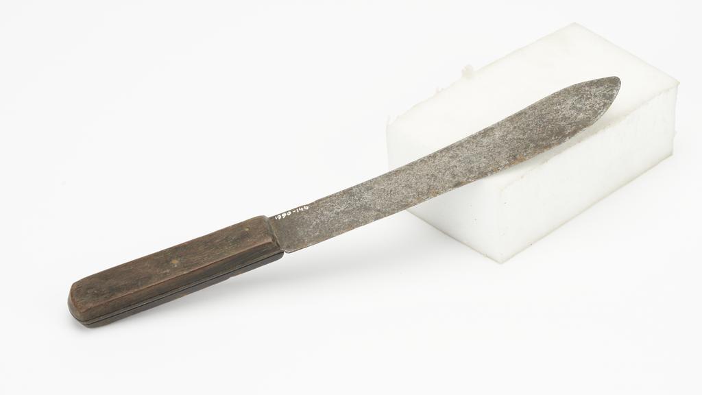 Skinning knife for use in slaughtering