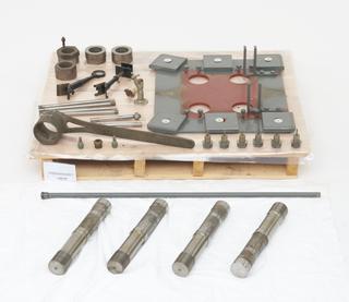 Pallet containing a metal plate with 4 holes