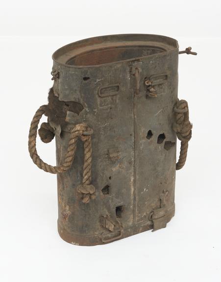 Metal insulated container for liquid
